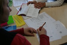 Beratung für SchülerInnen durch Studierende. Foto: BUW Das Bild zeigt, wie eine Schülerin durch eine Studentin der Bergischen Universität beraten wird.