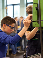 SchülerInnen bei der Projektarbeit. Foto: BUW Das Bild zeigt Schülerinnen und Schüöer der 9. Klasse bei einer Projektarbeit des Bergischen Schulzentrums.