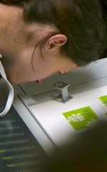 Schülerin bei einem Druck-Technik-Workshop. Foto: BUW Das Bild zeigt eine Schülerin, die mit einem Fadenzähler einen Druck überprüft.