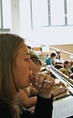 Vorlesung im Hörsaal. Foto: BUW Das Bild zeigt Studierende in einem Hörsaal der Bergischen Universität während einer Vorlesung.