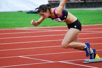 Sprinterin beim Start. Foto: HS Das Bild zeigt eine Sportlerin bei einem Sprintstart.