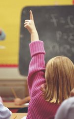 Schülerin meldet sich in einem Klassenraum. Foto: Digital Vision | punchstock.com Das Bild zeigt eine Grundschülerin, die sich in einem Klassenraum meldet.